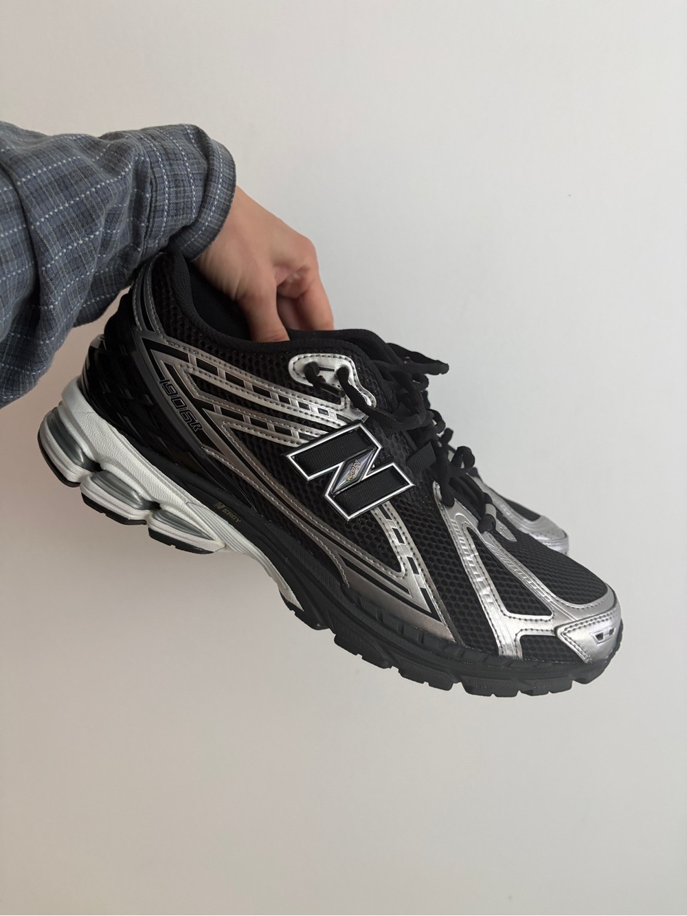 New Balance Men’s Black & Silver Athletic Running Sneakers